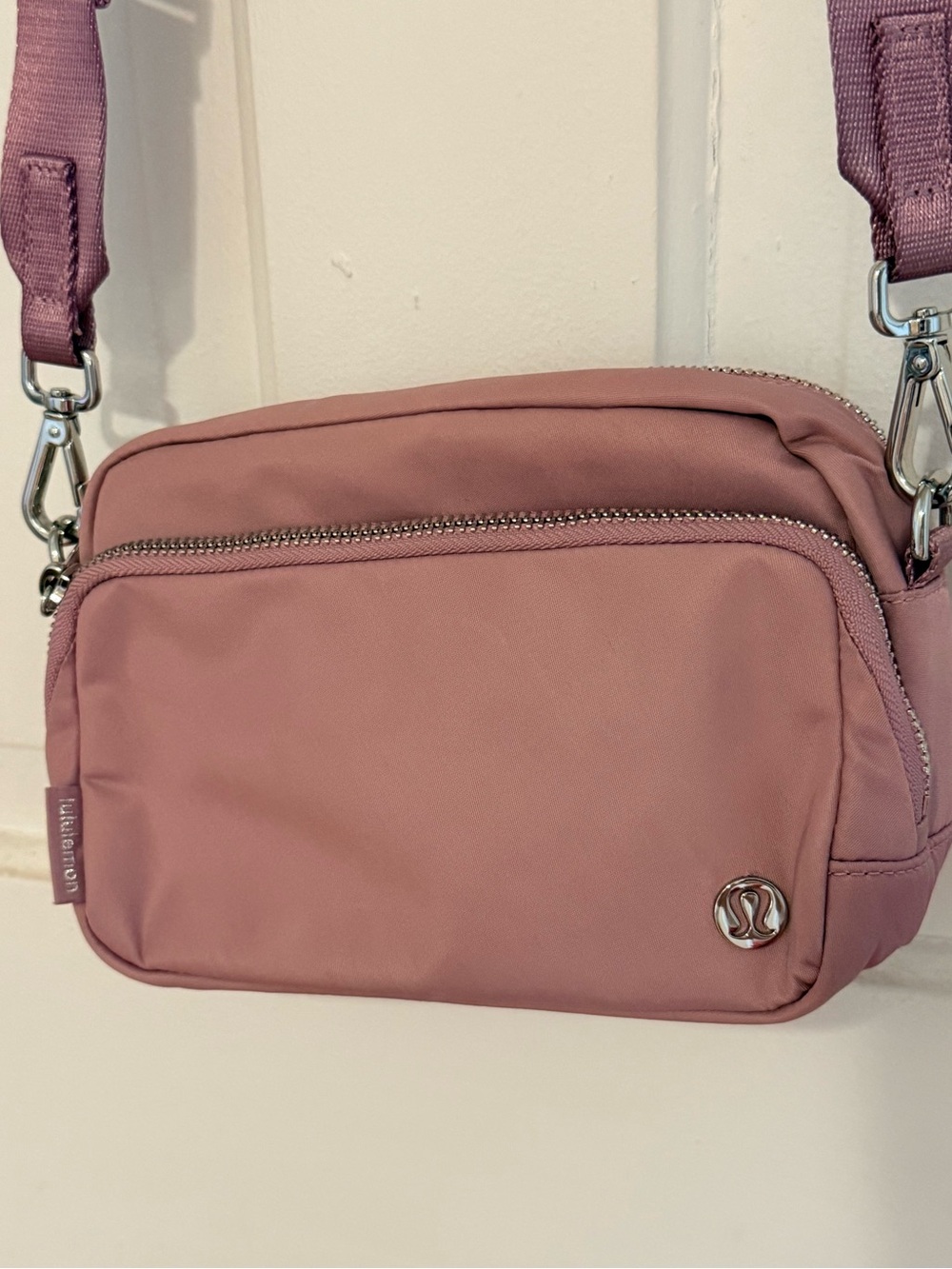 lululemon athletica Everywhere Crossbody Bag 2L Rose Blush/Silver